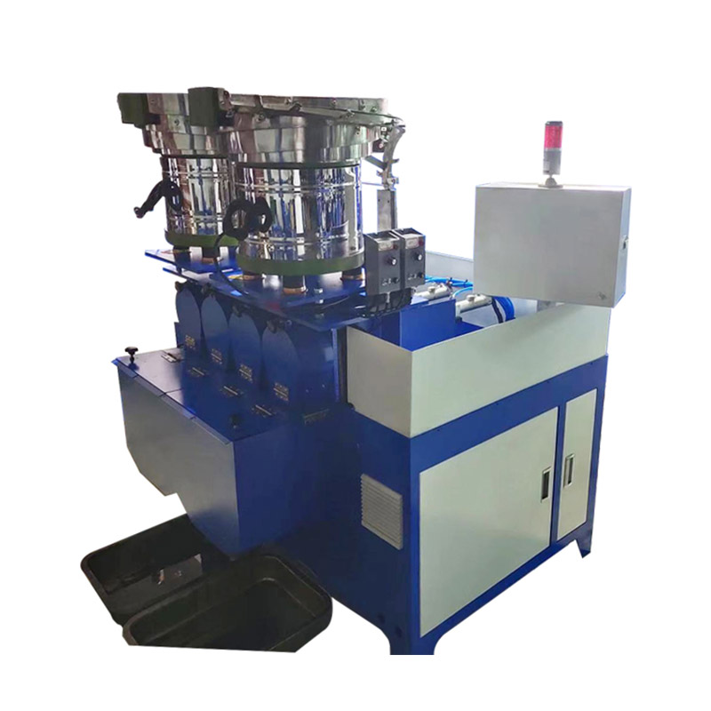 Avtomatski stroj za vrezovanje orehov