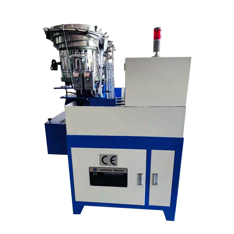 Stroj za narezovanje matic s štirimi vreteni