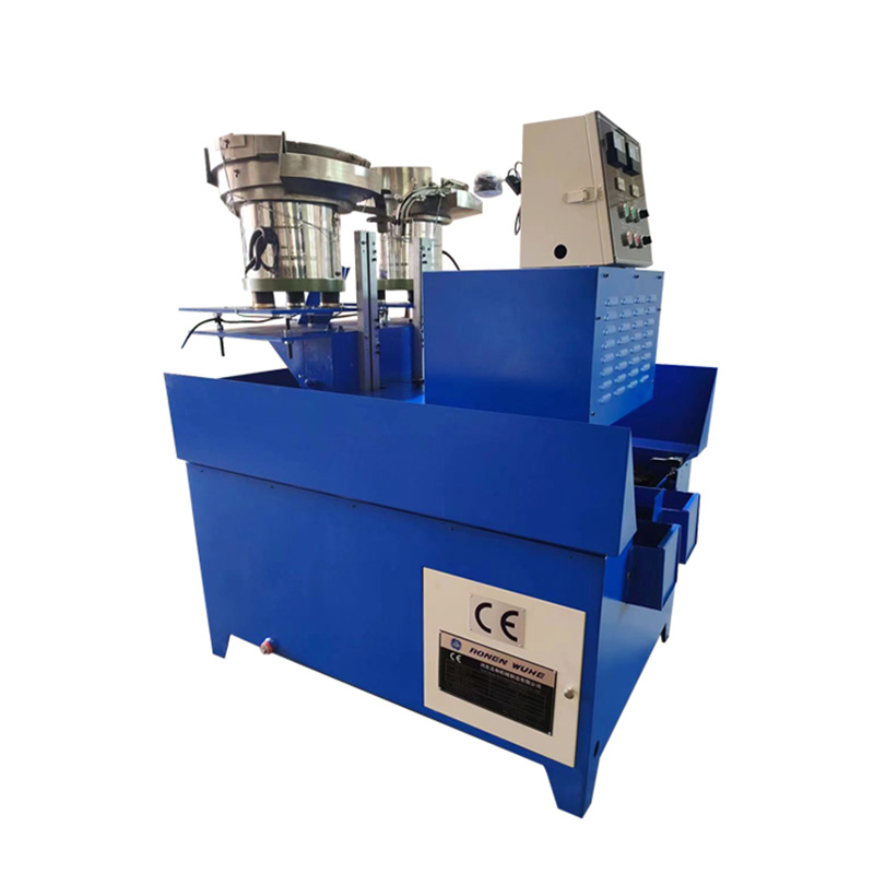 Stroj za narezovanje kvadratnih šestrobih matic